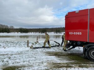 De brandweer helpt een handje