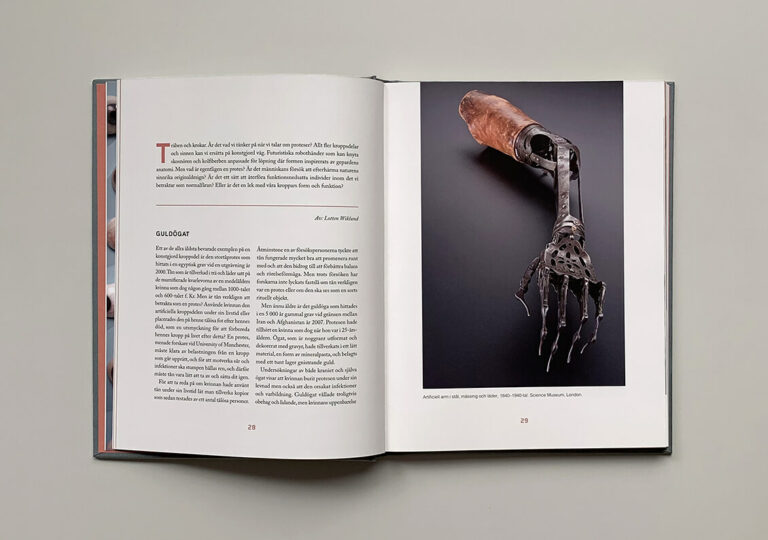 Uppslag med bild på artificiell arm i boken "Du sköna nya människa"