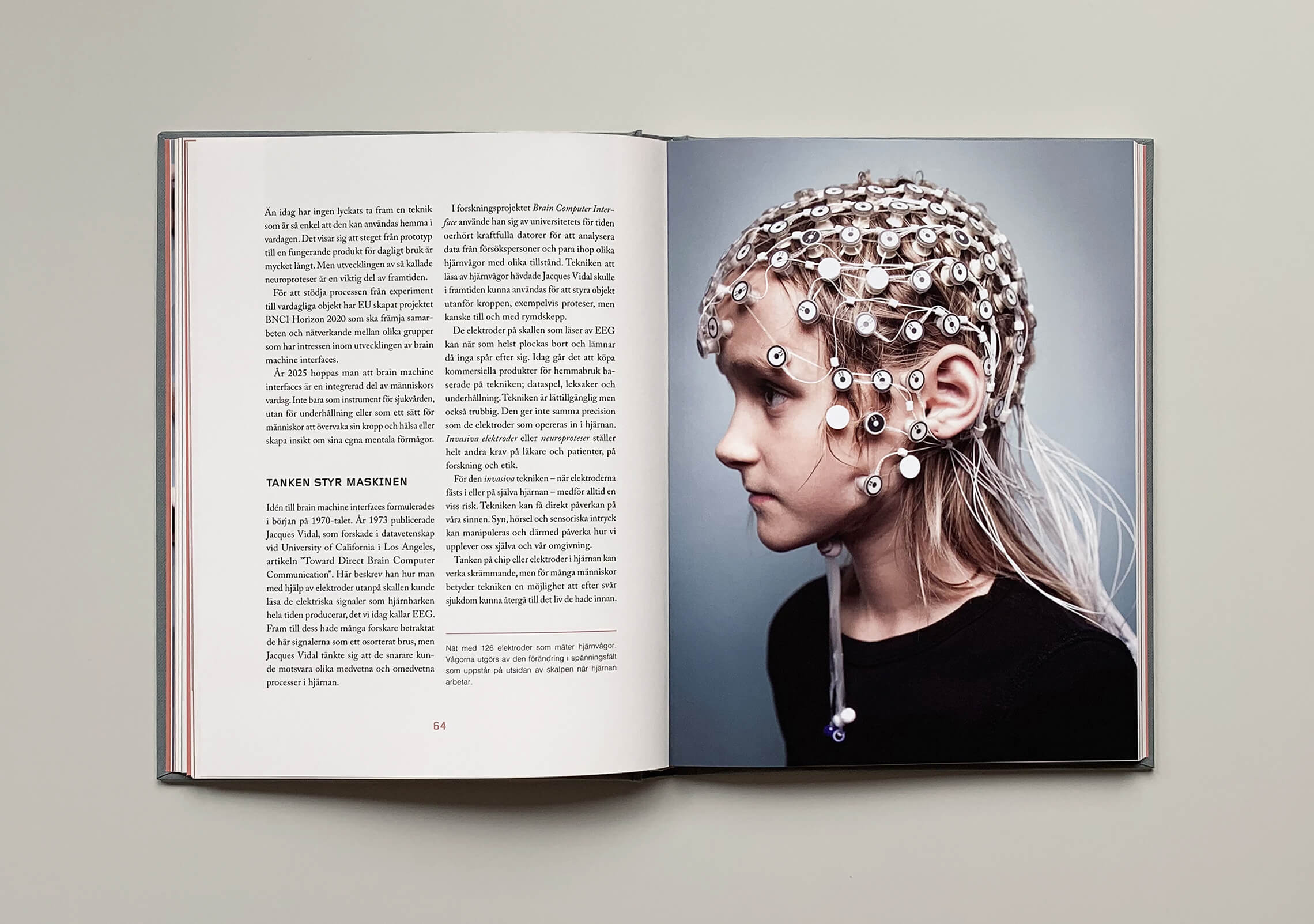 Uppslag med bild på huvud med elektroder i boken "Du sköna nya människa"
