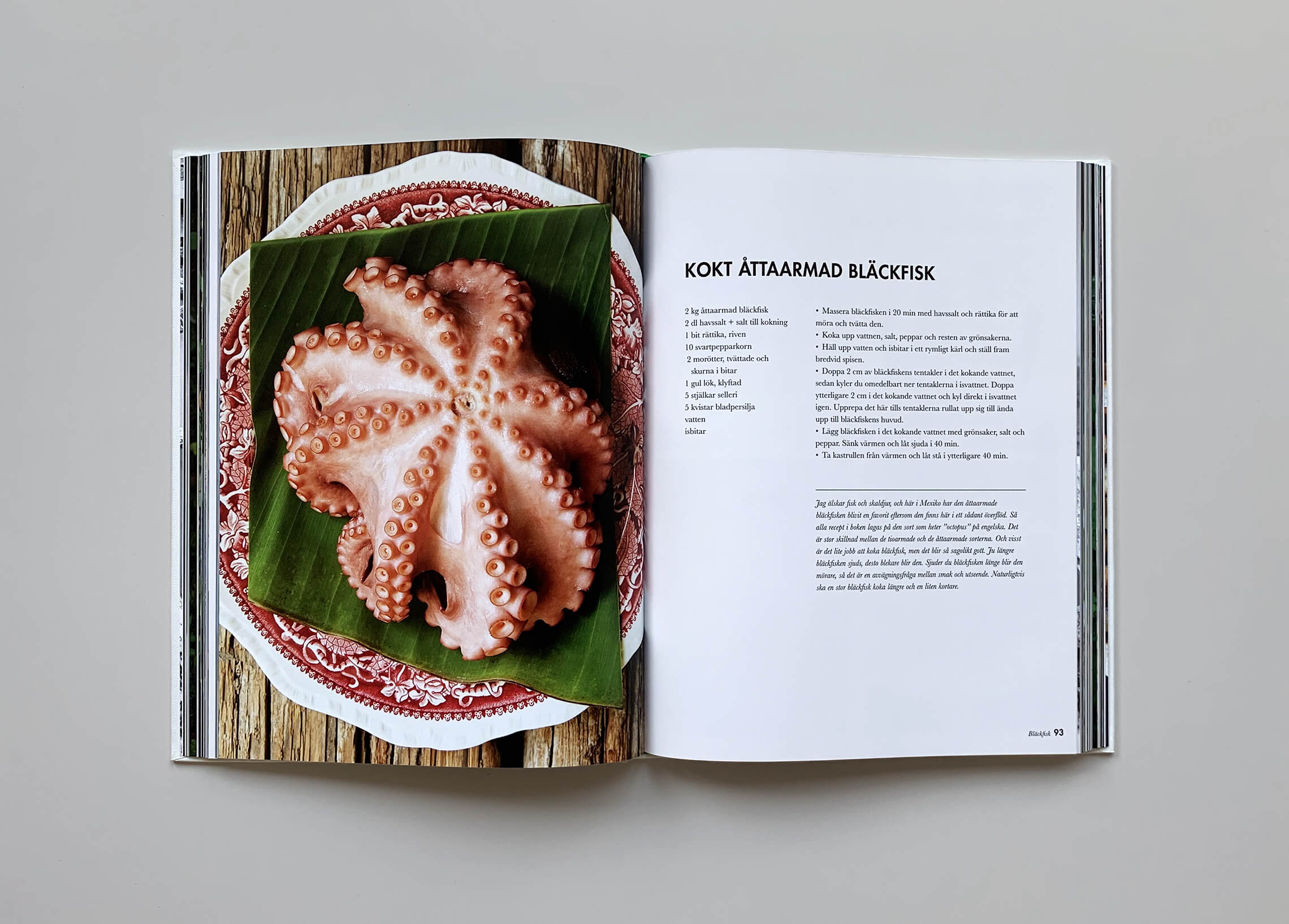 Uppslag med recept på kokt bläckfisk i boken "Mest grönt och konsten att koka bläckfisk"