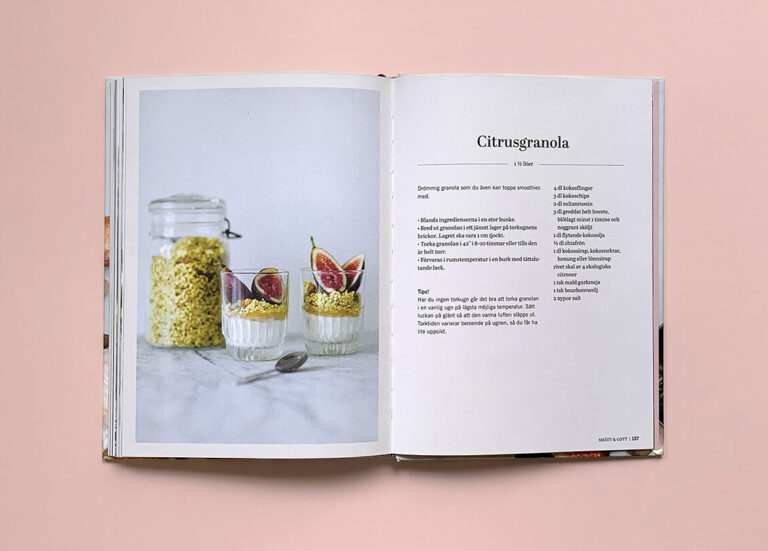 Uppslag med recept på citrusgranola i boken "Superfood – desserter och drycker"