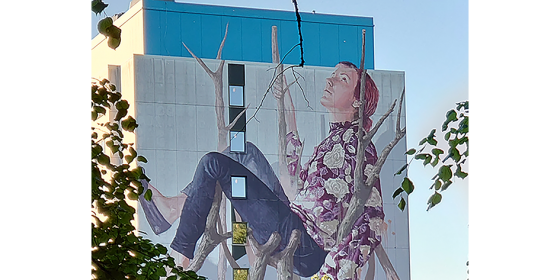 Muralmålning på hotellvägg i Borås