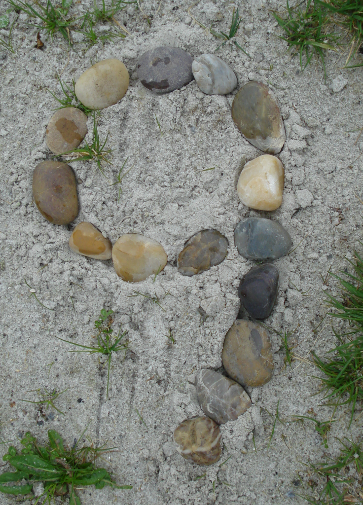 Tallet 9 sat med sten på stranden