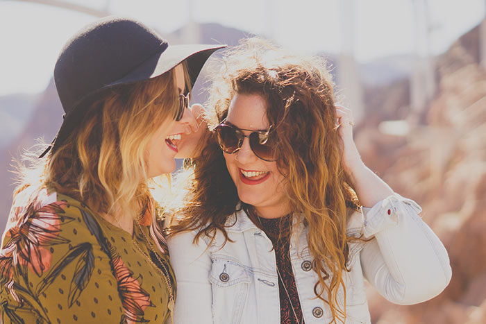 Bildannonser på Facebook med exempel på en inspirerande bild med två glada tjejer i solglasögon.