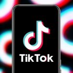 Tiktok logotyp visas i en mobiltelefon