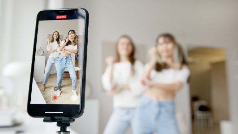 Bild som visar två influencers som filmar sig själva på TikTok