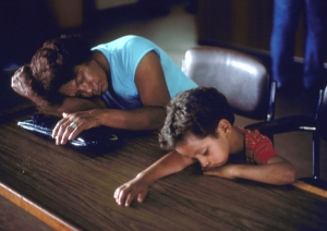 Señora y niño dormidos