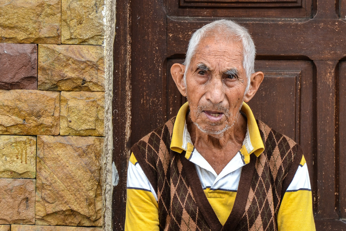 Bolivia – Old man yellow brown– 1200px