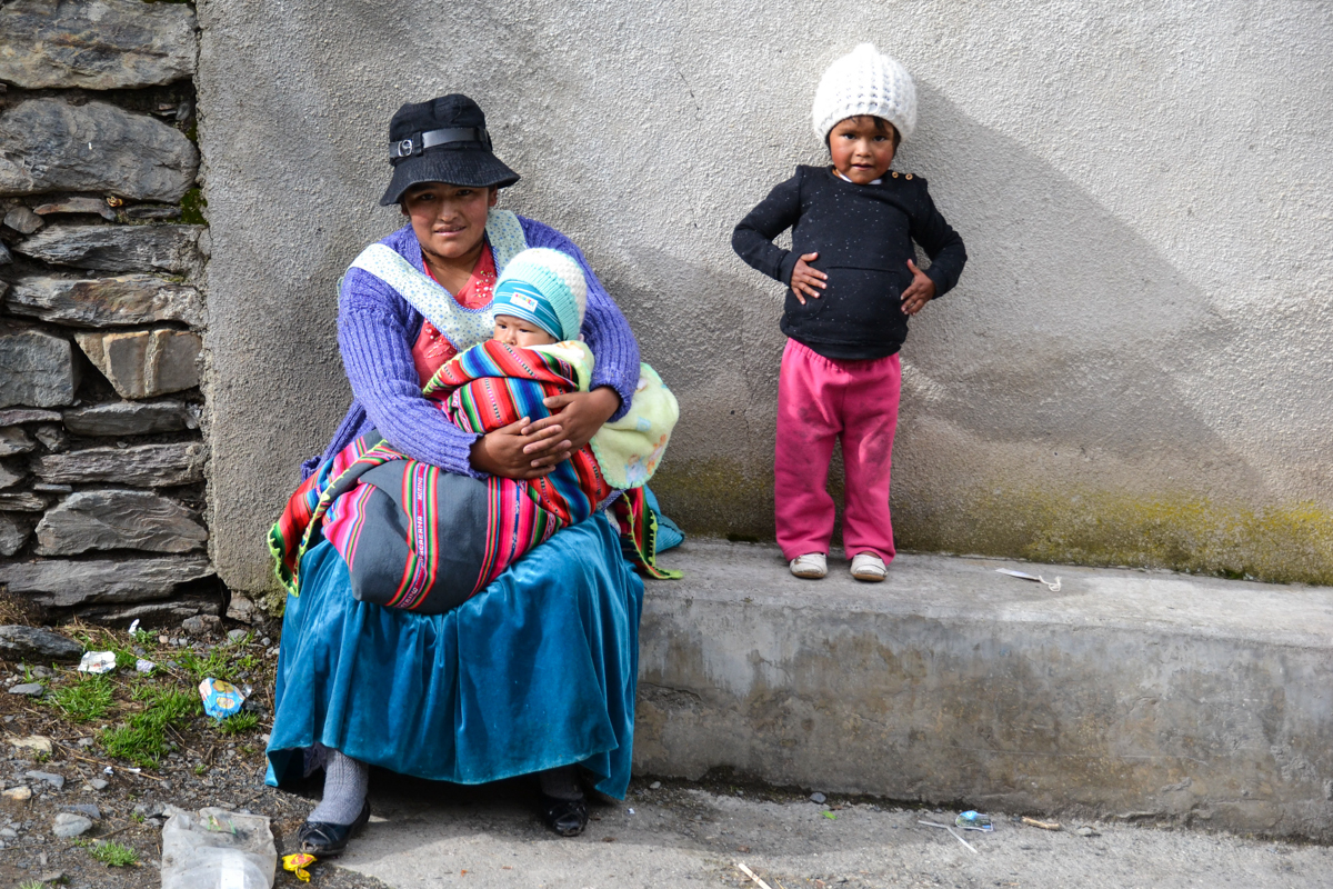 Bolivia – Woman with baby and girl– 1200px