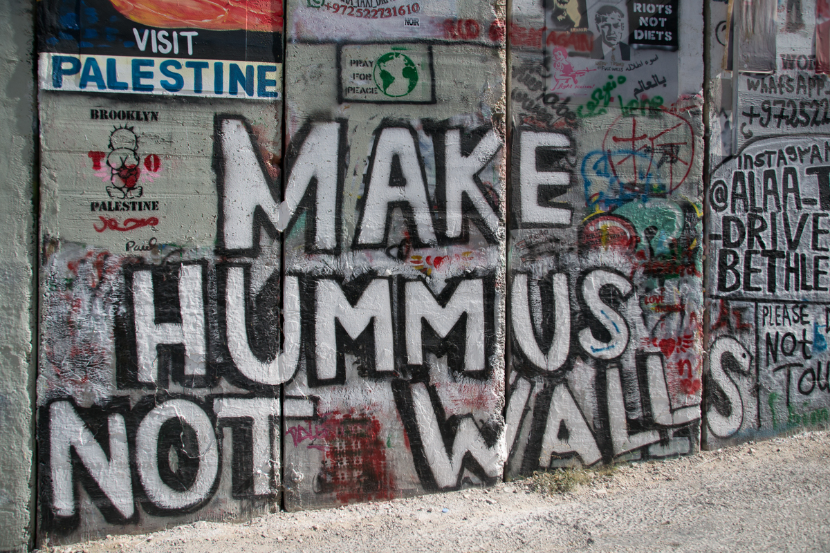 Israel – Bethlehem graffitti Make hummus not walls- 1200px