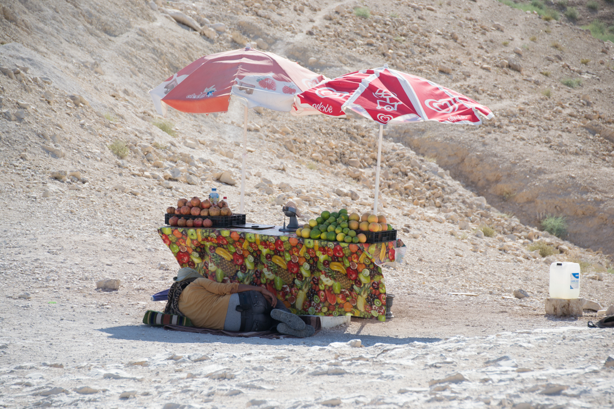 Israel – Fruit salesman in desert- 1200px