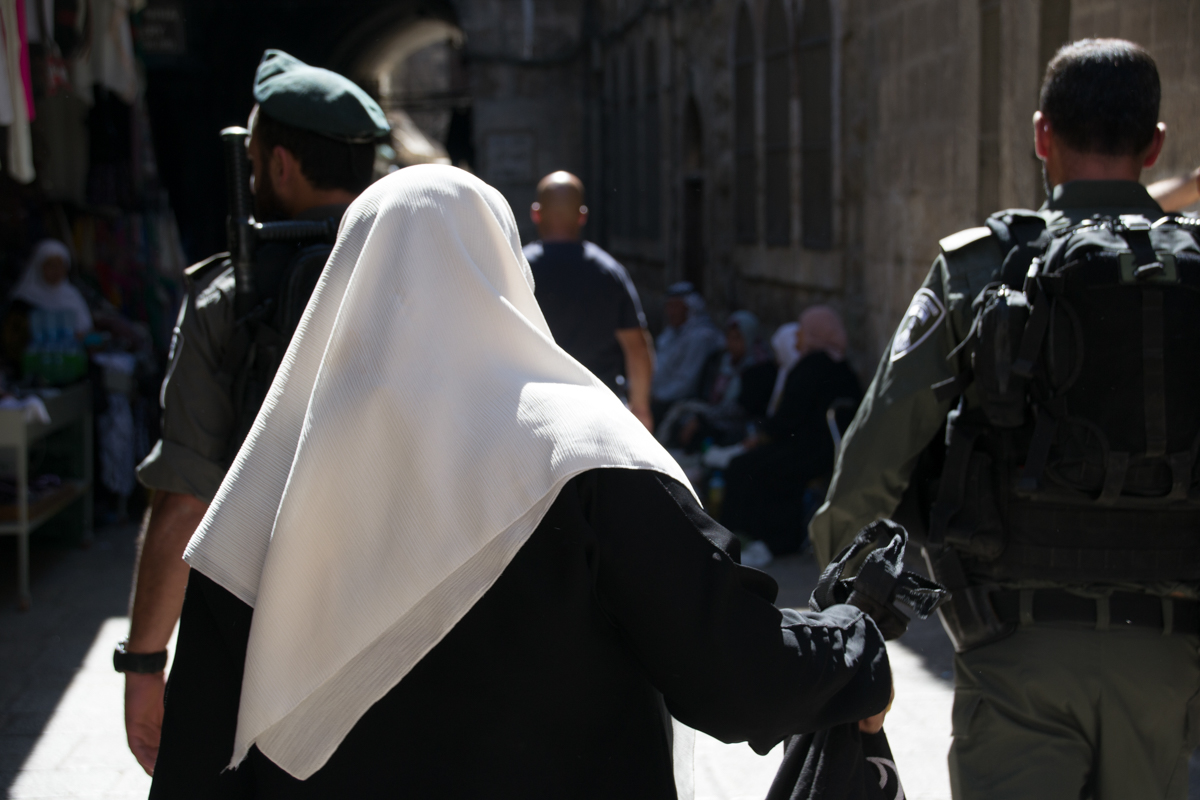 Israel – Muslim woman and Israeli soldiers Jerusalem- 1200px