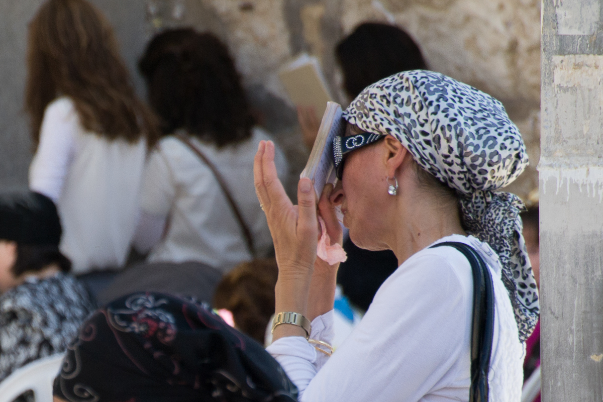 Israel – Praying Jewish woman Western Wall – 1200px