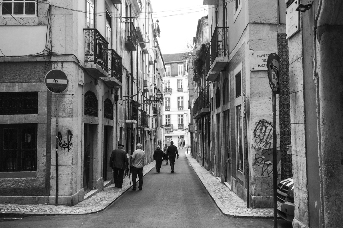 Portugal BW people in an. alley Lissabon- 1200px