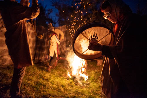 4. De drum is het ‘paard’ waarmee de sjamaan of beoefenaar contact maakt met de spirits