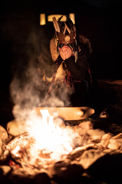 7. Aan het einde van het Kamlanie ritueel bedankt de sjamaan de spirits en het vuur