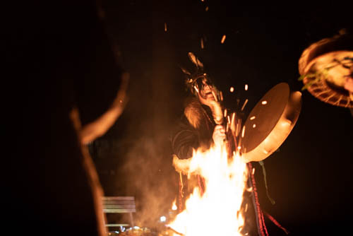 Als het ritueel gaande is en er contact is met de spirits wordt er soms ook ‘gezongen’.-5702