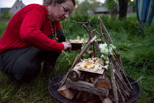 De vuurstapel wordt volgens stricte voorschriften gemaakt. In het oosten is een opening, waar zich de offertafel bevindt. Hierop worden de offerandes gelegd door de sjamaan en de beoefenaars.-2051