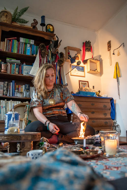 Mirjam is psycholoog en sjamaan. In haar huis heeft zij haar eigen praktijkruimte.-0109