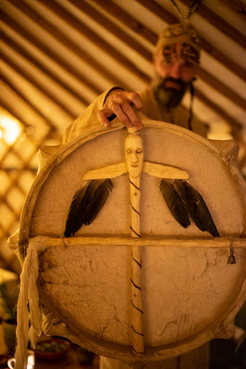 Sommige beoefenaars maken zelf hun drum, voorzien van hun eigen Aeren (spirit) die ze met de drum kunnen aanroepen