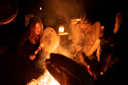 Tijdens het ritueel, als er contact is met de spirits kunnen beoefenaars daarvan in trance raken en ook via de stem geluid maken.-5838