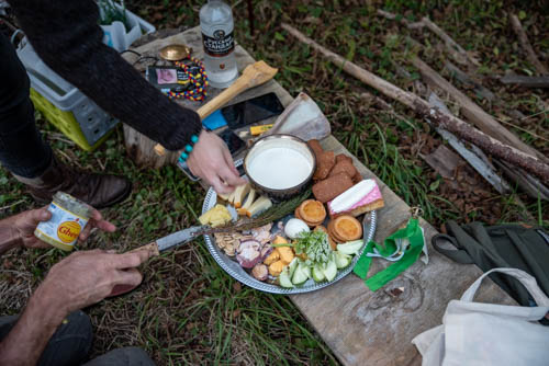 2. Tompoucen, melk, koekjes en bloemen zijn gewilde offerandes voor de spirits-0377