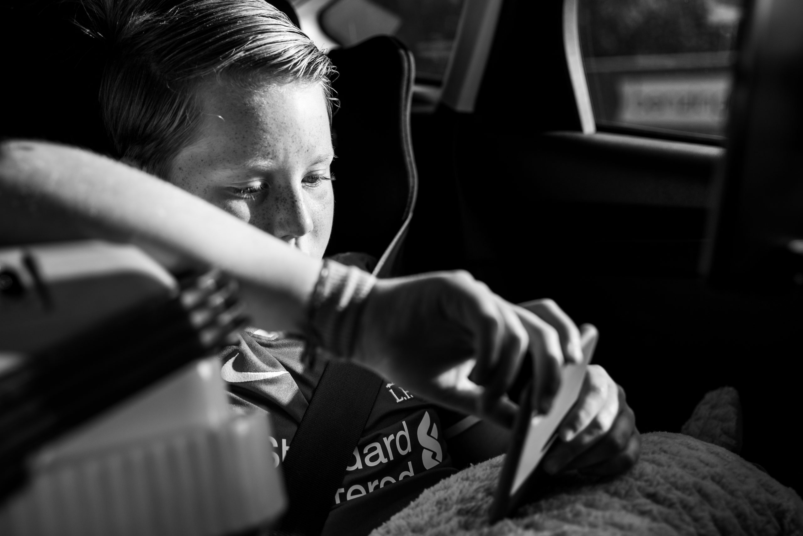 Quint op vakantie 1 – Ingepakt tussen de spullen achterin de auto. Maar zolang hij op zijn telefoon:ipad mag is het goed.