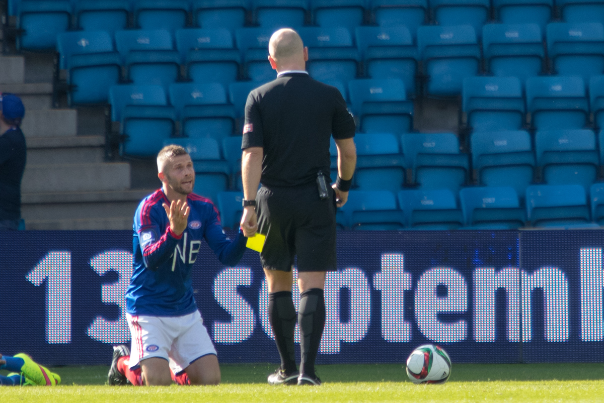 Kjetil Wæhlers bønn får ingen sympati av dommer Hafsås mot Molde. Foto: Grydis.no.