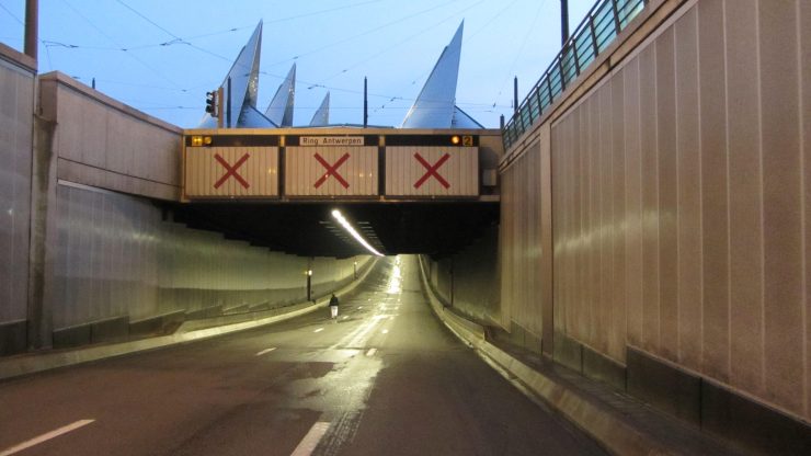 Nutsleidingen beschadigd in tunnel door aanrijding