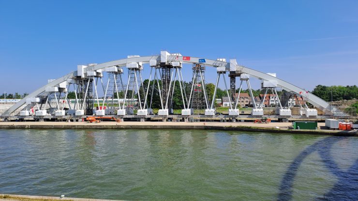Bouw nieuwe spoorbrug Albertkanaal Herentals op oever
