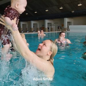 Aqua Smile tilbyder dynamisk babysvømning med høj tempo, maser af dyk, der gør det til en naturlig del for din baby at begå sig i vand senere i livet.