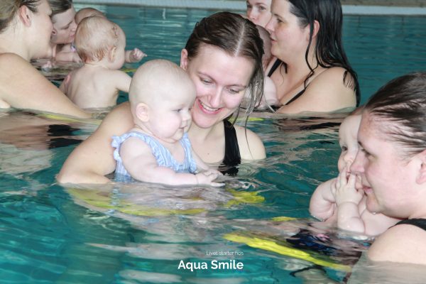Det er hyggeligt at gå til babysvømning og få relationer til andre babyer og deres mødre. Kom gerne hele mødregrupper og gør babysvømningen til ugens begivenhed.