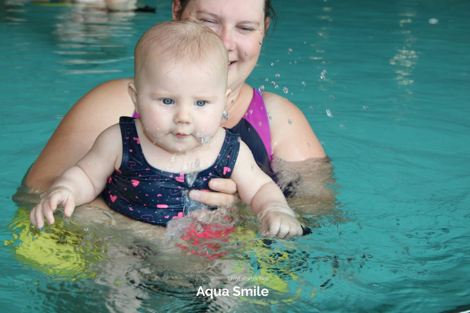 Hvad kan I forvente hos Aqua Smile babysvømning? Masser af glæde og velvære: Vi gør meget ud af at skabe en varm og tryg atmosfære, hvor både babyer og forældre kan nyde vandet og hinandens selskab. Hos os er det en leg at være i vandet – og det ses på smilene! 😄 Motorisk udvikling: Babysvømning er ikke kun sjovt – det er også en fantastisk måde at styrke din babys motorik på. Bevægelse i vandet hjælper med at udvikle balance, koordination og kropskontrol. 🚼