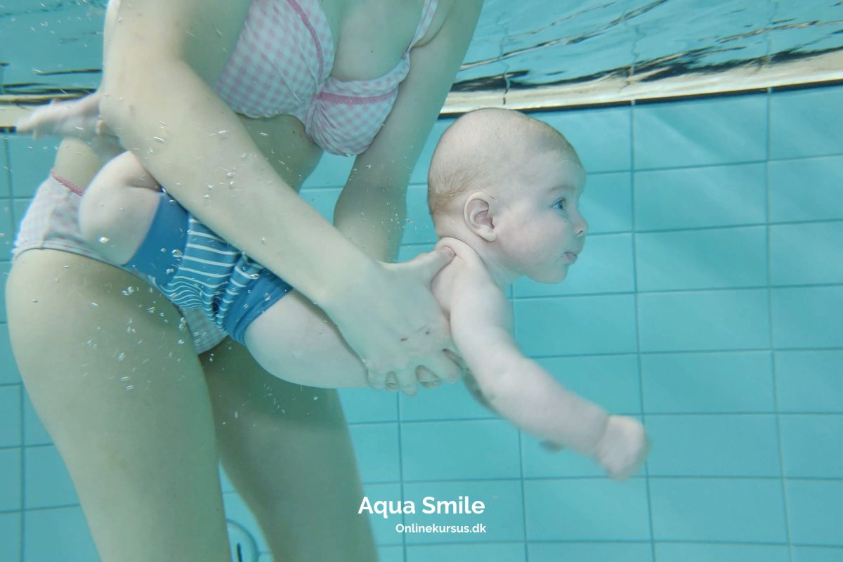 Masser af forskellige dyk Kurset indeholder masser af forskellige dyk, der er med til at gøre det til en naturlig del for babyen at begå sig i vand resten af livet.