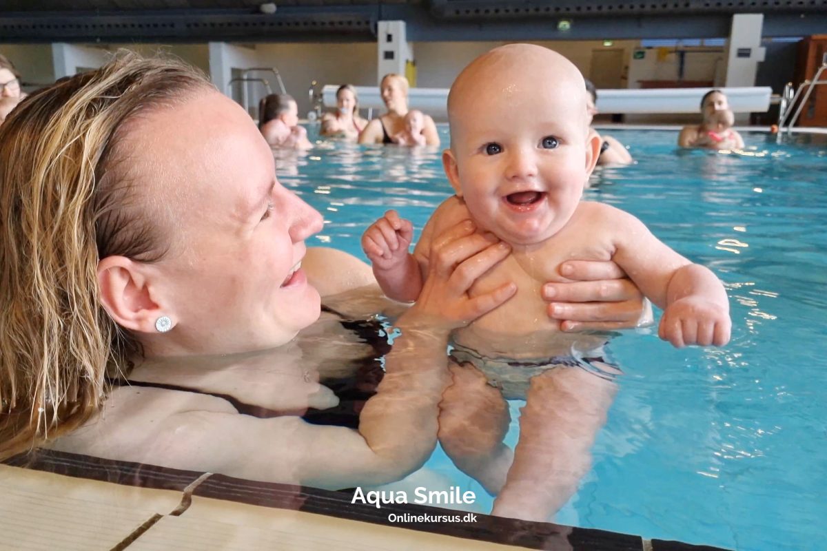 Masser af smil og glæde Du vil opleve masser af smil, glæde og begejstring i bassinet. Det skal være sjovt at gå til babysvømning.