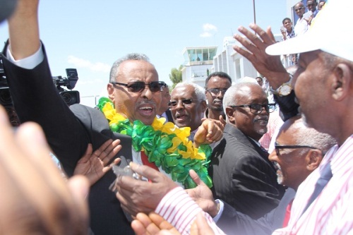 Wasiirka Arrimaha Dibadda Somaliland Naxamed Bixii Yoonis oo si weyn loogu soo dhoweeyay madaarka Hargeysa