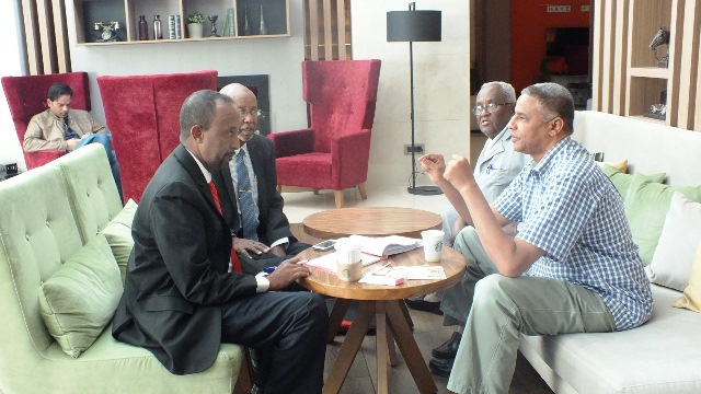 Muuqaalka Wasiirka Duulista Somaliland Mohamud Hashi Abdi iyo Xubnaha uu wato ee dhinaca Xukuumadda Somaliland u metelaya wada hadalka Hawadda Ankara Turkiga 16 Oct, 2015.