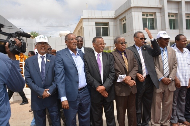Madaxweyne ku xigeenka, Guddoomiyaha Kulmiye Guddoomiye Xigeenka Wakiilada, Xildhibaan Talyanle, Wasiirka Arrimaha Dibadda iyo xubno kale soo dhowayntii Madaxweynaha Madaarka Hargeysa 19 Oct, 2015