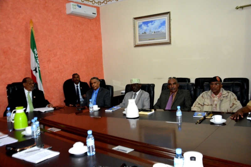 Muuqaalka Kulanka Madaxweyne Siilanyo Xafiiskiisa kula yeeshay Wasiiradda Arrimaha Guddaha, Amniga, Gaashaandhiga, Taliyayaasha Ciidamada Qaranka iyo Guddida Doorashooyinka Qaranka Somaliland.