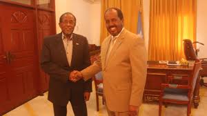 Madaxweynaha Somalia Xasan Sheekh (Midig) iyo Cali Kahliif Galaydh (Bidix) kulan ka dhacay Villa Somalia By. Araweelo News Network