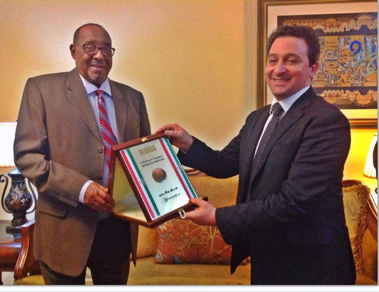 Madaxweynaha Somaliland Axmed Maxamed Maxmuud (Siilanyo) oo Ambassador Zayd Al Sabaan oo ah Ergeyga gaarka ah ee Xoghayaha guud ee Ururka Jaamacada Carabta guddoonsiinaya hadyad