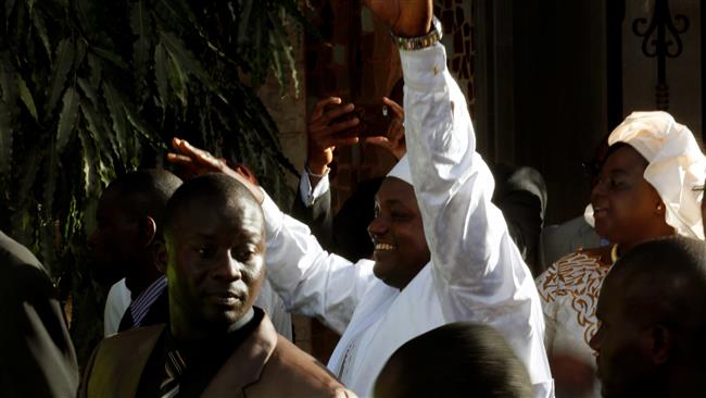 Gambia's President-elect Adama Barrow waves after his inauguration at Gambia's embassy in Dakar, Senegal, January 19, 2017. (Photo by Reuters)