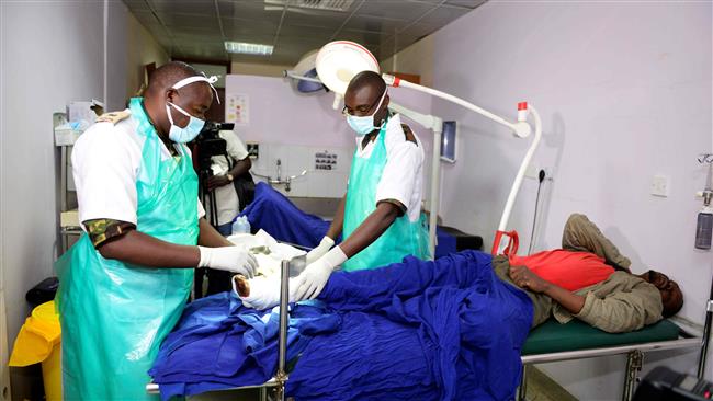 Kenyan doctors attend to an injured man at Kenyatta National Hospital, Nairobi, December 10, 2016. (Photo by AFP)