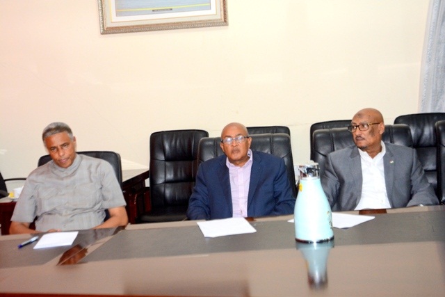ka bilaw Bidix Wasiirka Madaxtooyadda Maxamuud Xaashi, dhexda Guddoomiyaha UCID, Eng. Faysal Cali Waraabe iyo midig Guddoomiyaha WADDANI, Cabdiraxmaan Cirro.