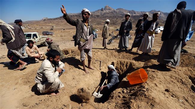 Yemenis prepare to bury a victim of a Saudi air raid that hit a funeral reception in the Arhab district, located 40 kilometers north of the capital Sana’a, on February 16, 2017. (Photo by AFP)