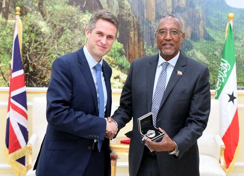 Madaxweynaha Jamhuuriyadda Somaliland Muuse Biixi Cabdi oo Hadyad ka gudoomay Xoghayaha difaaca Britain Mr. Gavin Alexander Williamson, 6 January 2019.
