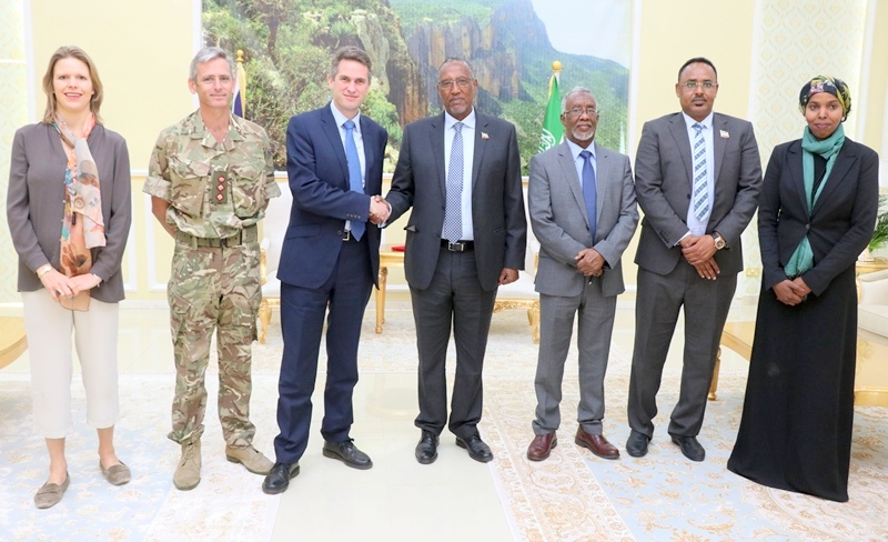 Madaxweynaha Jamhuuriyadda Somaliland Muuse Biixi Cabdi, xubno xukuumadiisa ka tirsan iyo Xoghayaha difaaca Britain Mr. Gavin Alexander Williamson iyo saraakiil la socotay 6 January 2019.