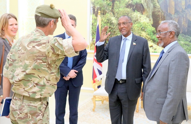 Madaxweynaha Jamhuuriyadda Somaliland Muuse Biixi Cabdi oo uu salaan siinayo Sarkaal la socday Xoghayaha difaaca Britain Mr. Gavin Alexander Williamson, 6 January 2019.