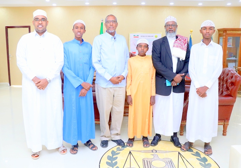madaxweynaha somaliland Muuse Biixi oo qaabilay arday ku guulaysatay tartanka quraanka ee Djibouti