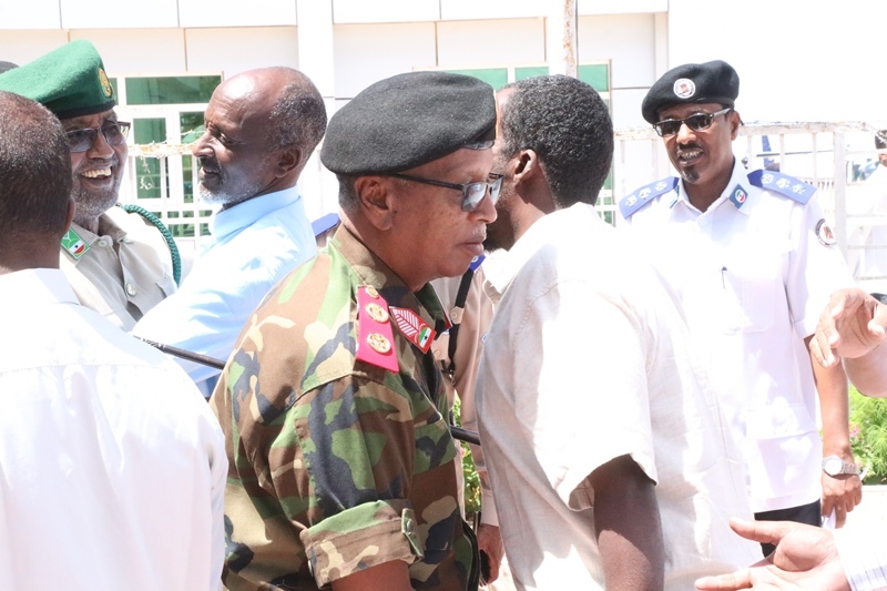 Taliyaha Ciidanka Qaranka Somaliland iyo masuuliyiin kale oo sagootiyaya maxaabiista Puntland oo ka dhoofaya Madaarka Hargeysa 3 MJun 2019